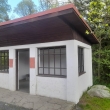 Historick� budova, posezen� pro turisty i zast�vka